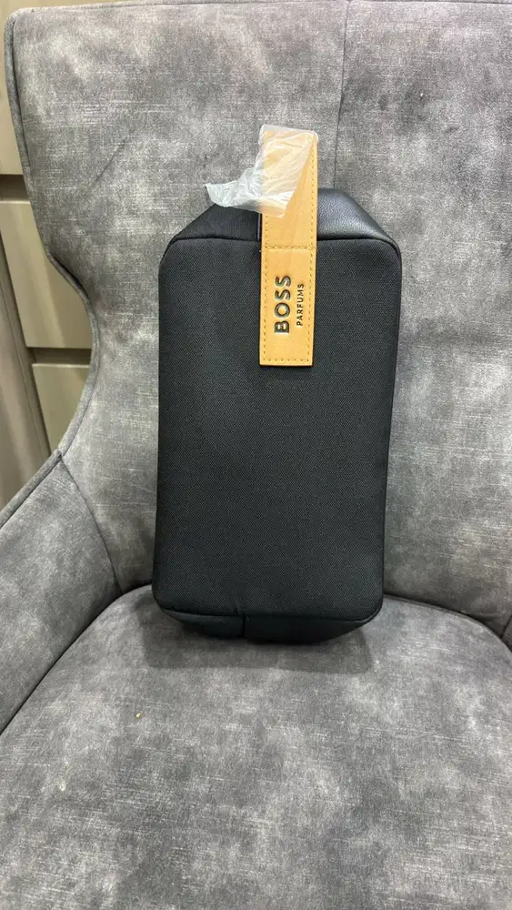 Tas Original Hugo Boss travel pouch featuring a tan vertical