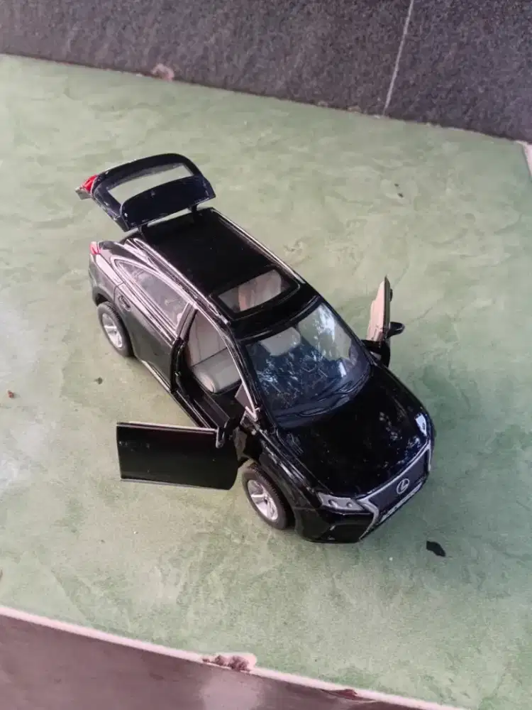 Miniatur mobil lexus