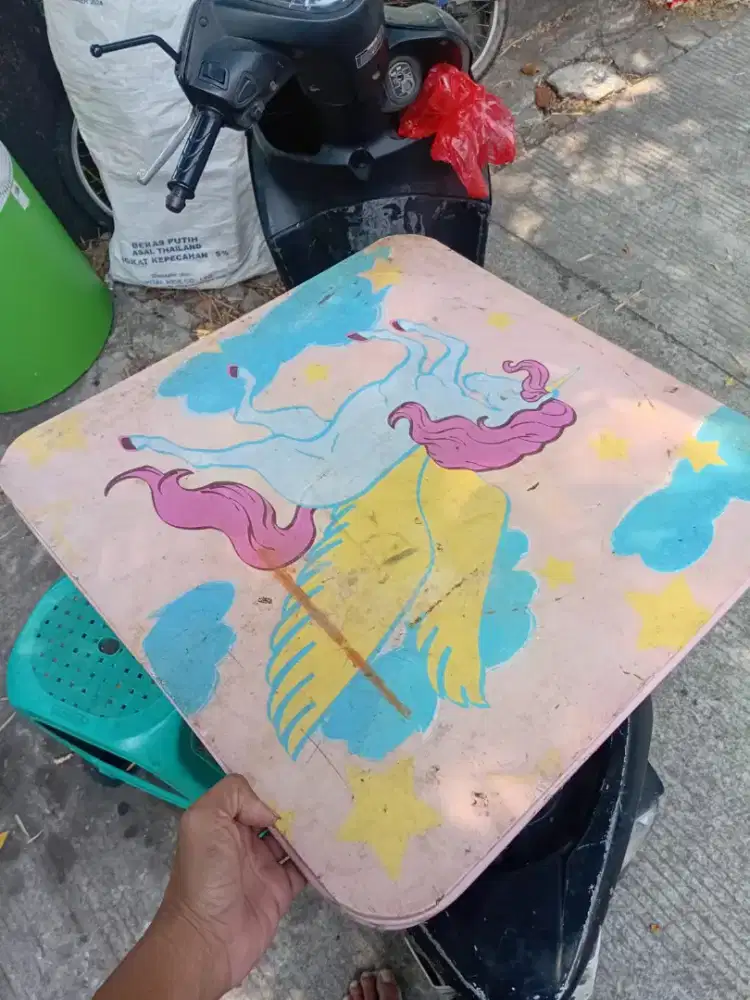 Meja lipat karakter