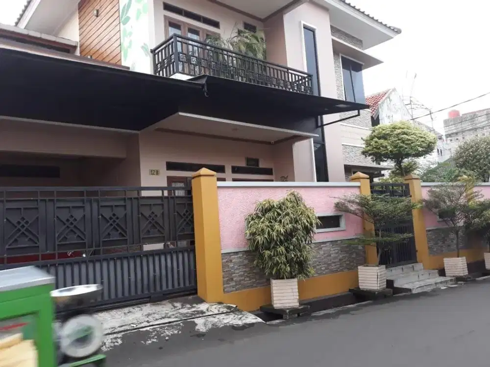 Rumah mewah akses jalan dua mobil dekat ke jalan raya utama lokasi strategis .full furnished  Tebet Jakarta Selatan.