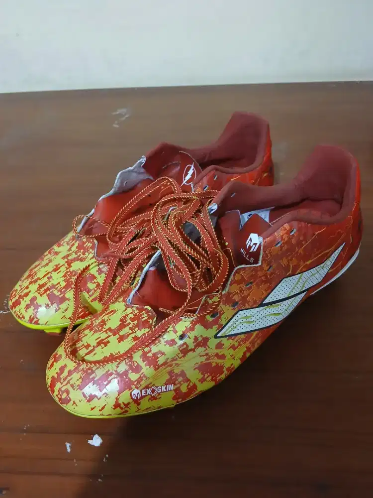 Sepatu bola mills the flash
