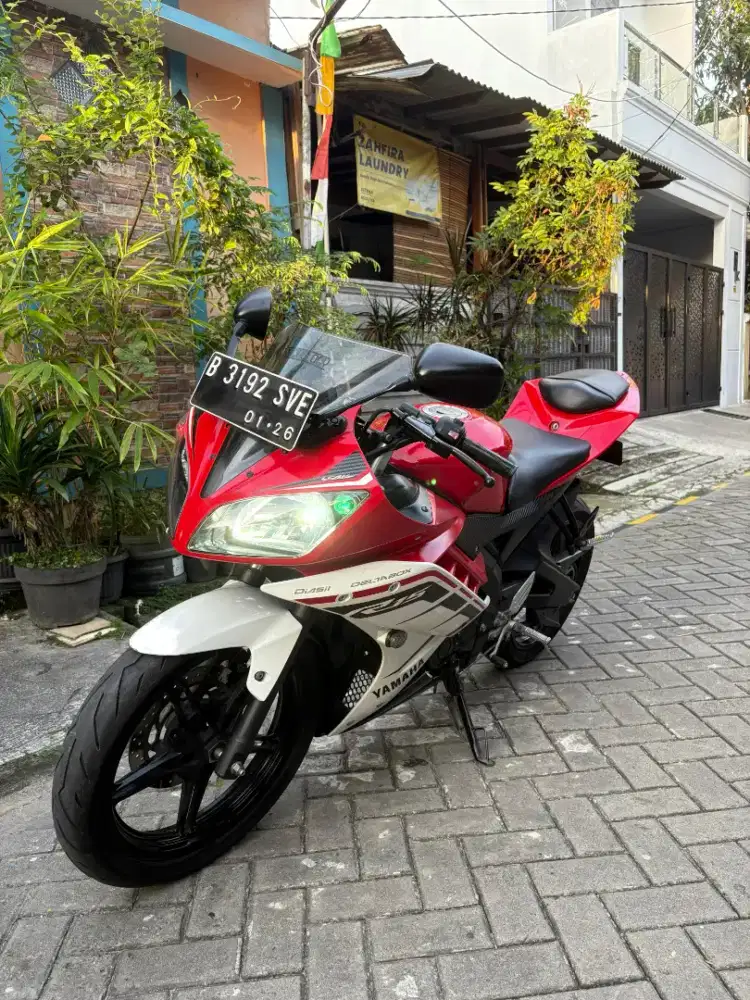 Yamaha merah  R15