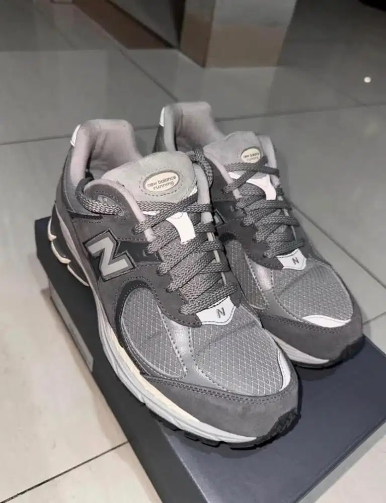 Sepatu New Balance 2002r