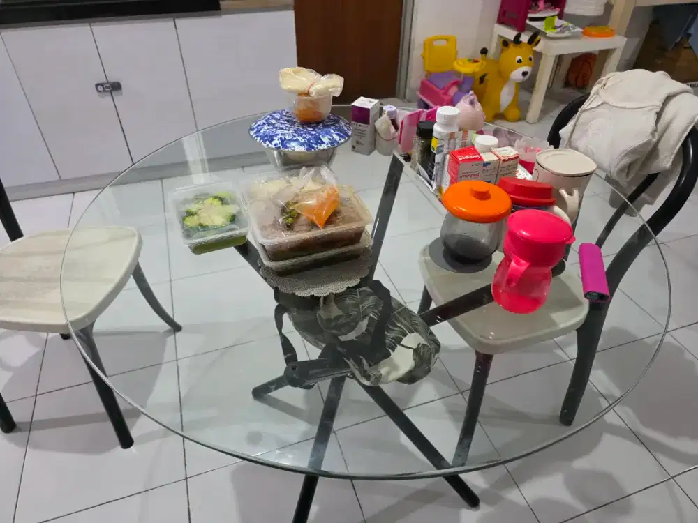 Meja makan bulat merk COFEMO