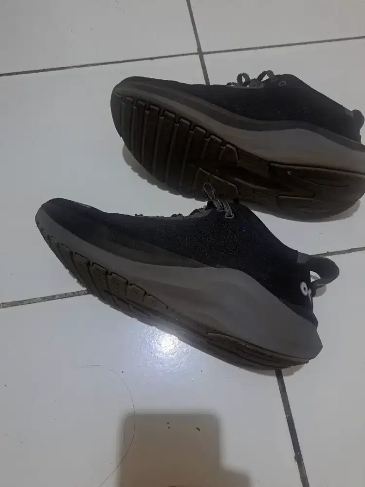 Sepatu olaraga kanky black/gray uk 40
