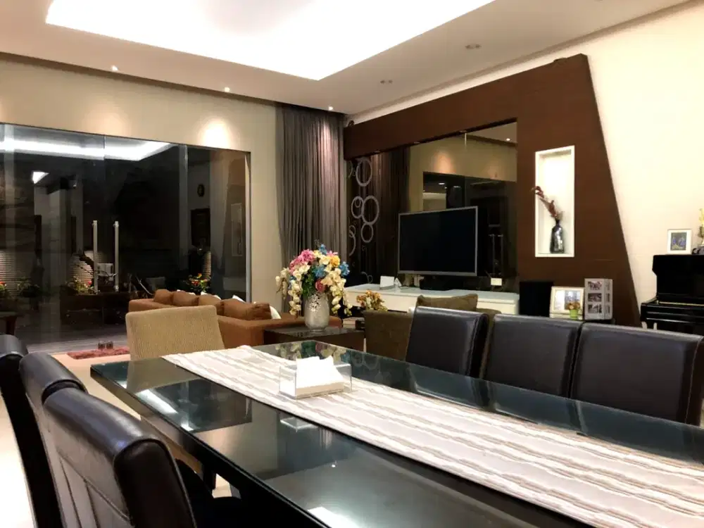 Dijual Rumah Layar Permai PIK, Uk. 12x27, 2.5 Lantai, 4+1 KT, Full Furnished, SHM, Rp 12.3 M Nego