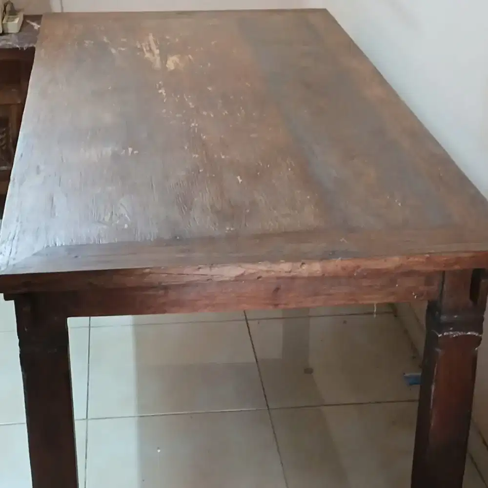 Meja makan kayu