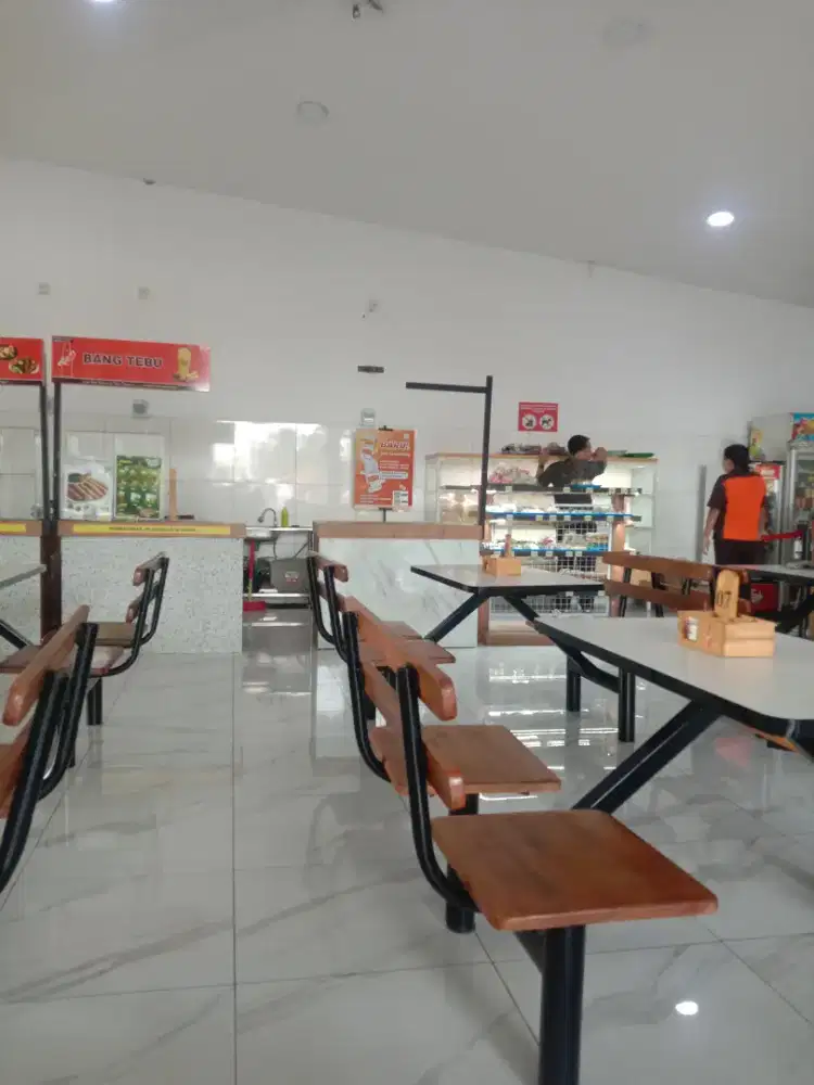 Karyawati jaga stand makanan