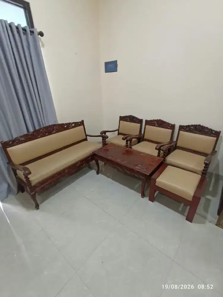 Kursi dan meja dari kayu jati