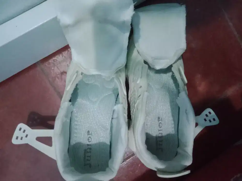 Sepatu sekolah anak anak