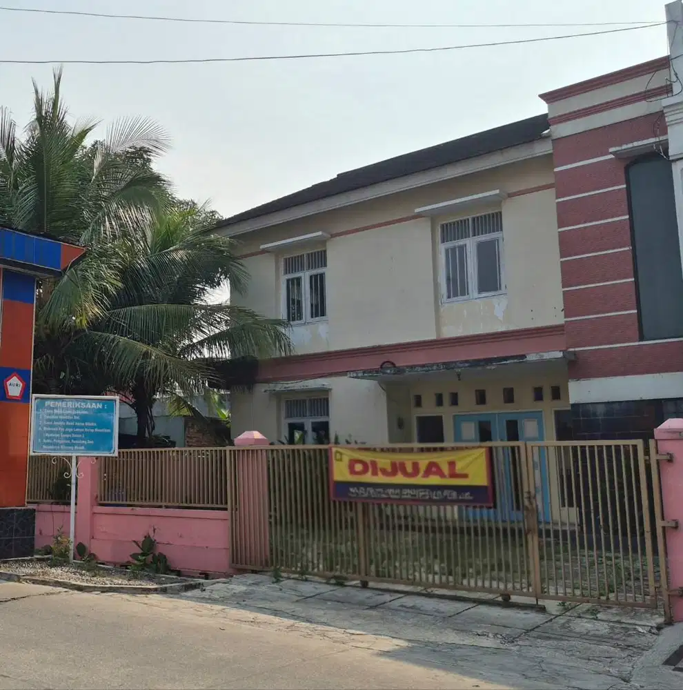 Rumah 2 Lantai, 8 Ruangan – Area Parkir Luas, Lokasi Strategis