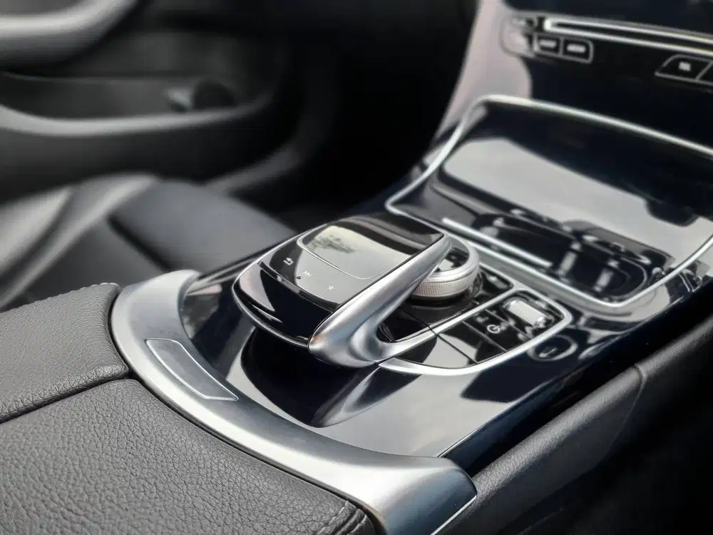 MERCEDES BENZ C200 AMG 2017 SEDAN PUTIH MERCY ODO RENDAH LOW KM
