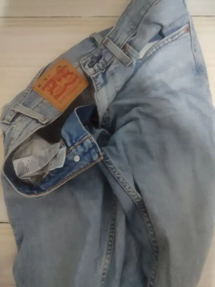 jeans levi's ukuran W31 L32 usia barang 8 bulan jarang dipakai