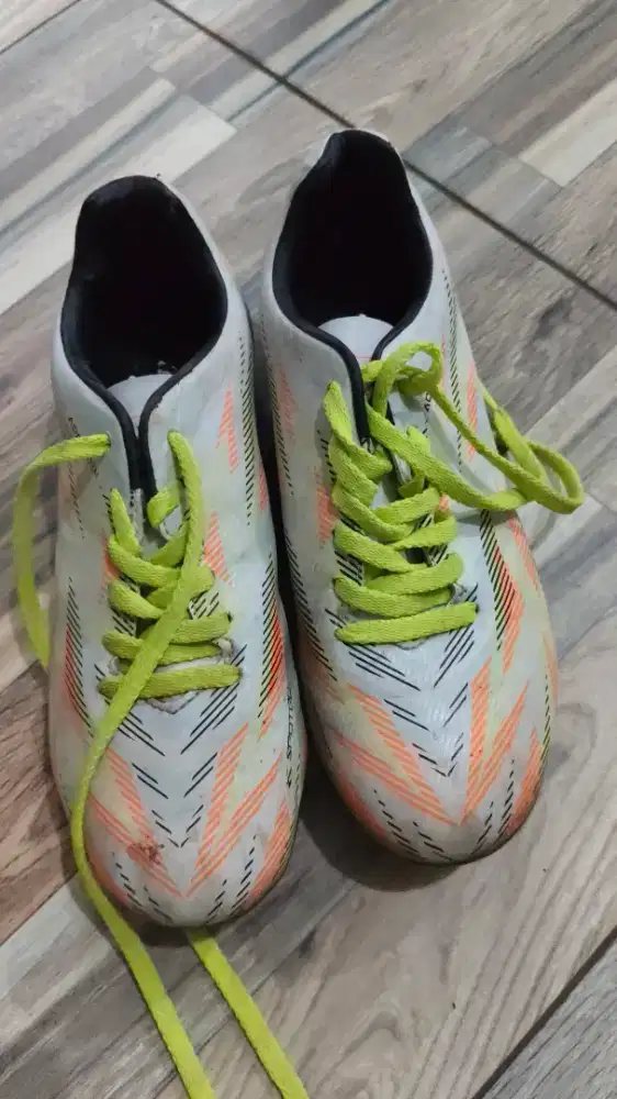 Sepatu bola anak merk spotec