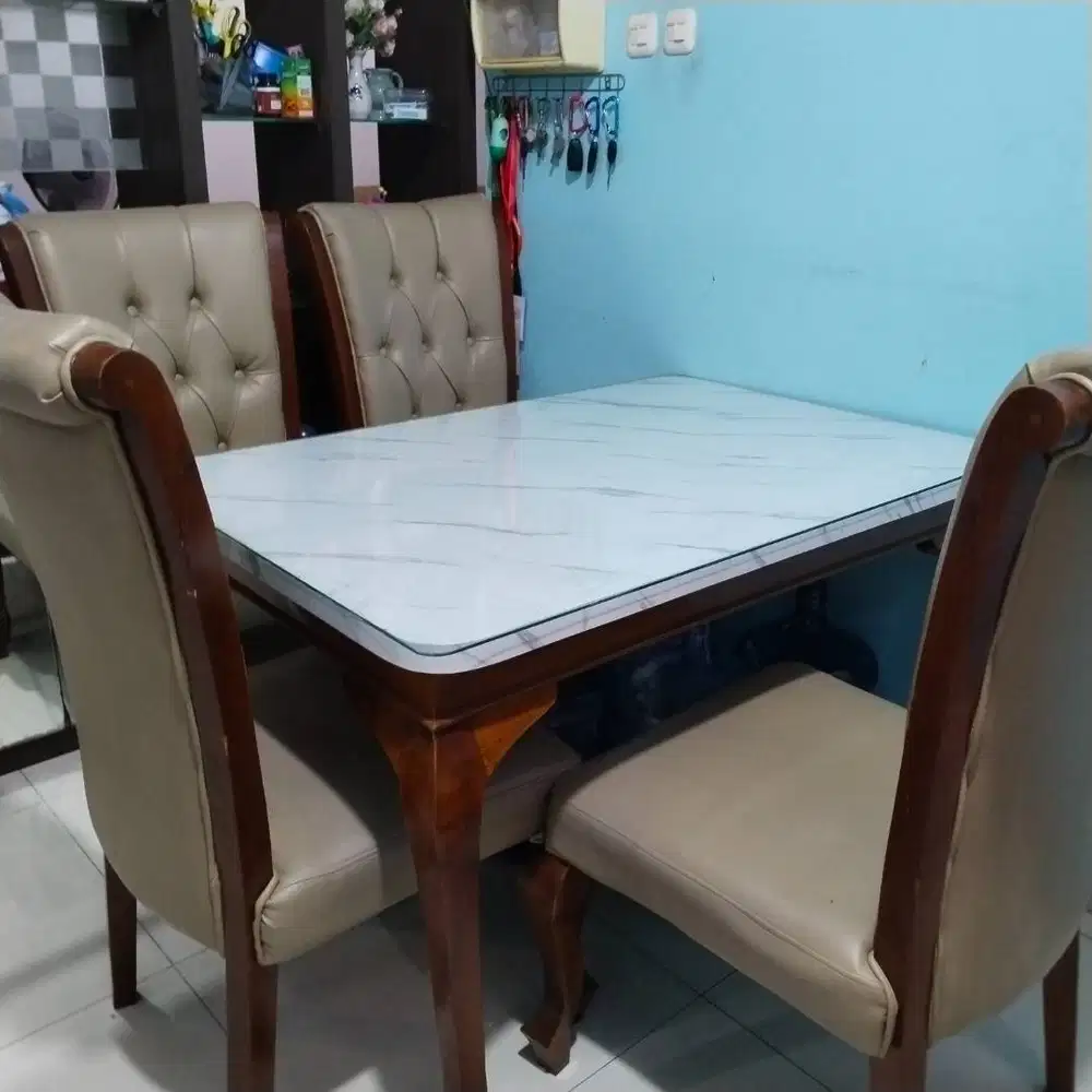 Dijual 1 set Meja Makan + 4 Kursi warna coklat