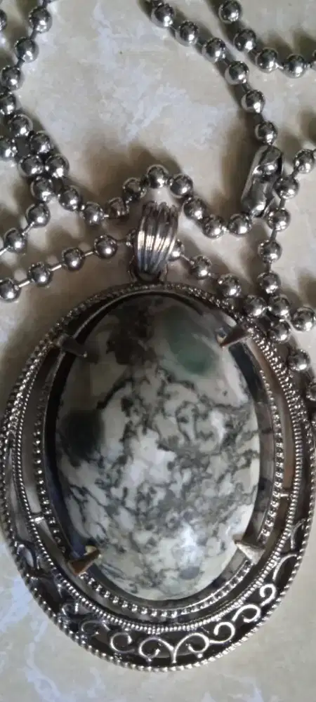 Kalung batu akik bergambar wajah orang