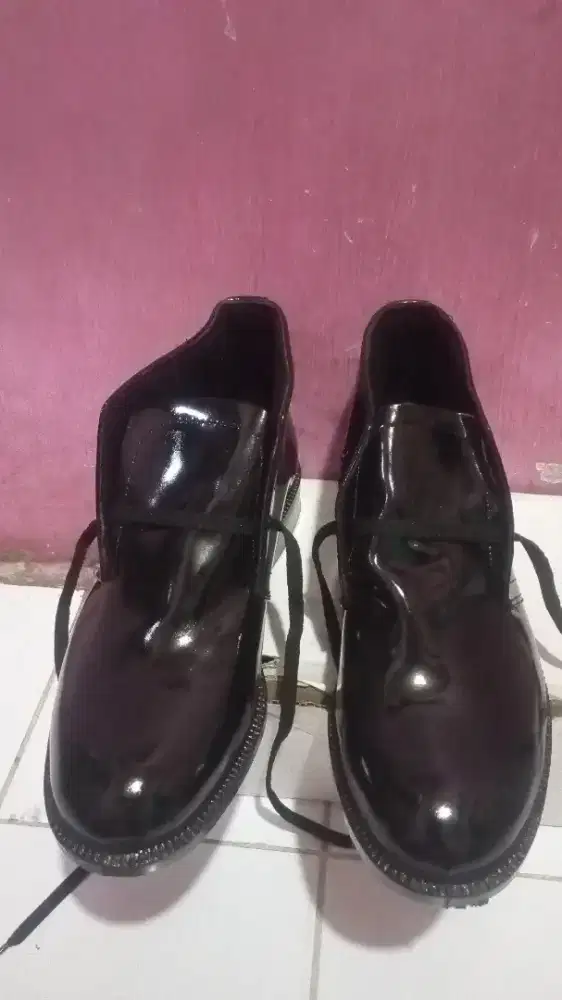 Sepatu mengkilap