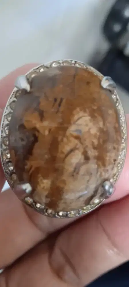 Cincin batu akik bergambar wajah orang