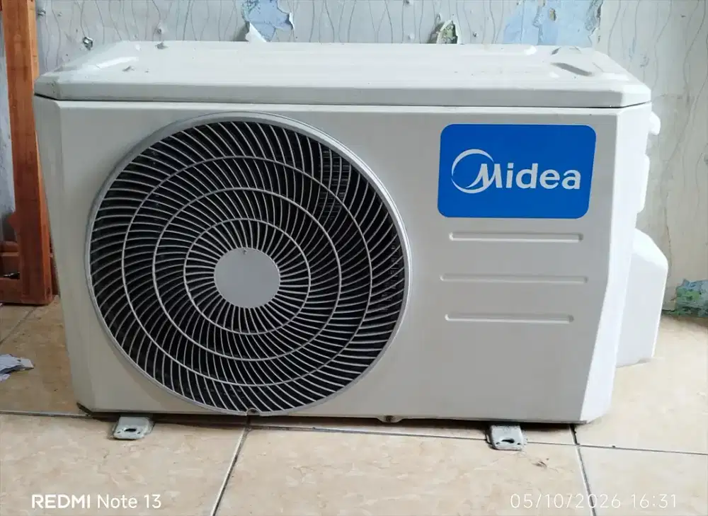 Mesin out door AC merek Midea 1/2 PK , normal, freon full + pasang