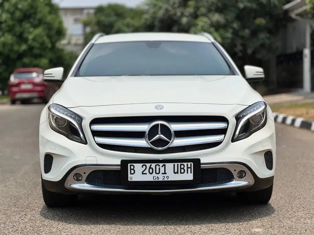 MERCEDES-BENZ GLA 200 URBAN AT 2015