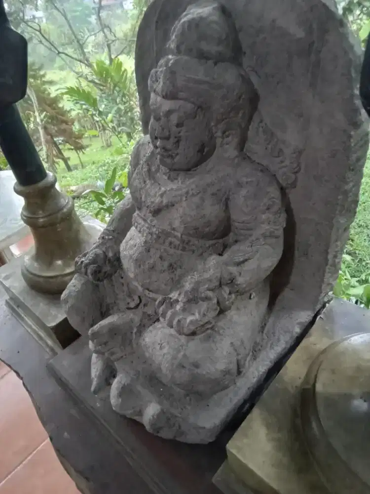 Patung  bali dari batu