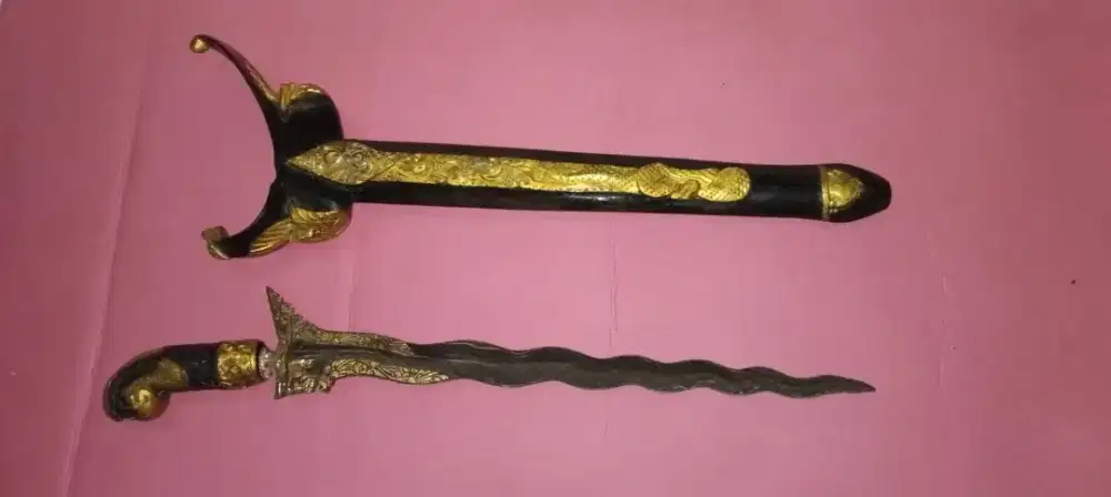Keris pusaka barang antik