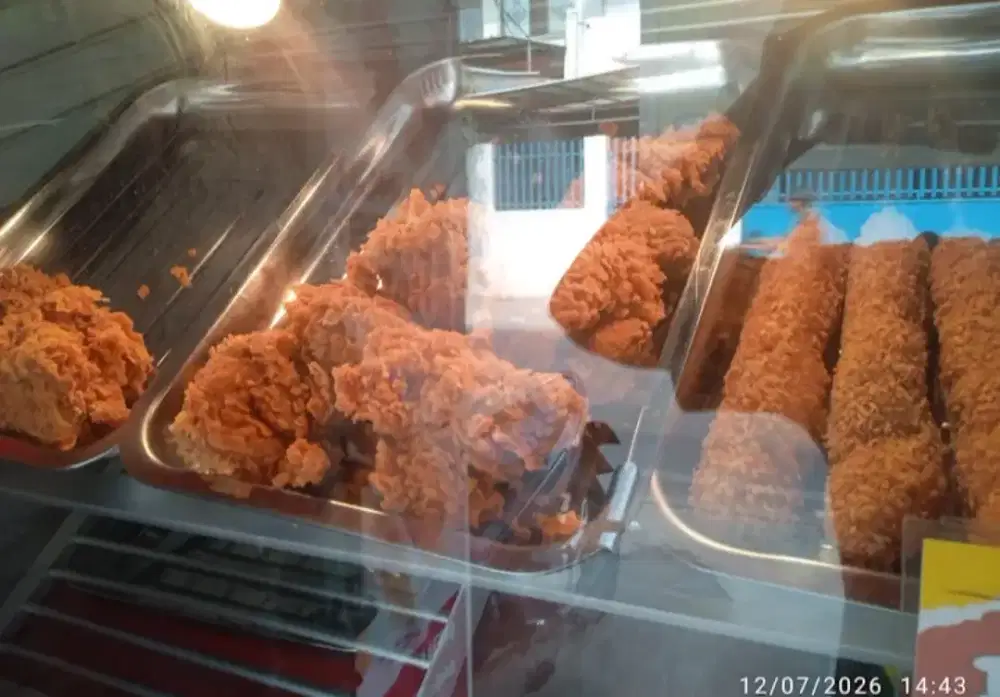Di butuhkan karyawati outlet F & B Ayam crispy