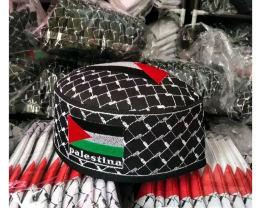 Peci Palestina sorban hitam dan putih