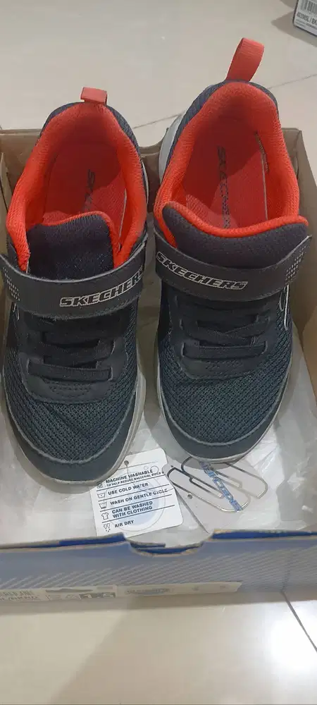 Sepatu sketchers warna hitam