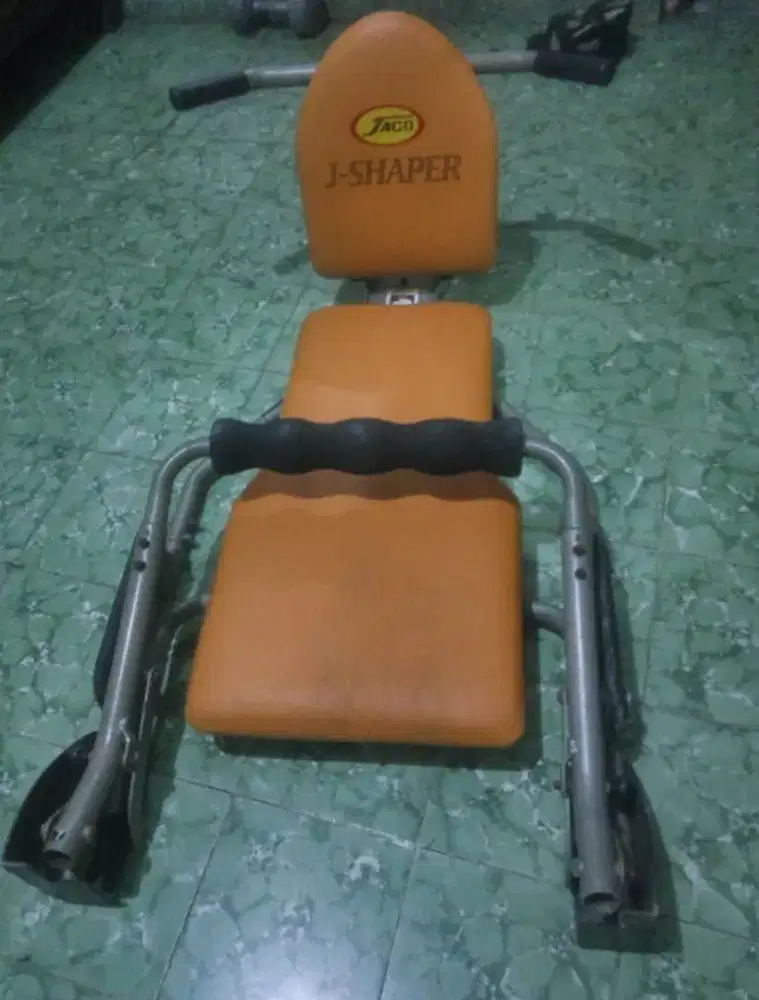 pembentuk perut dan otot trisep dan bisep membuat penampilan pria ok