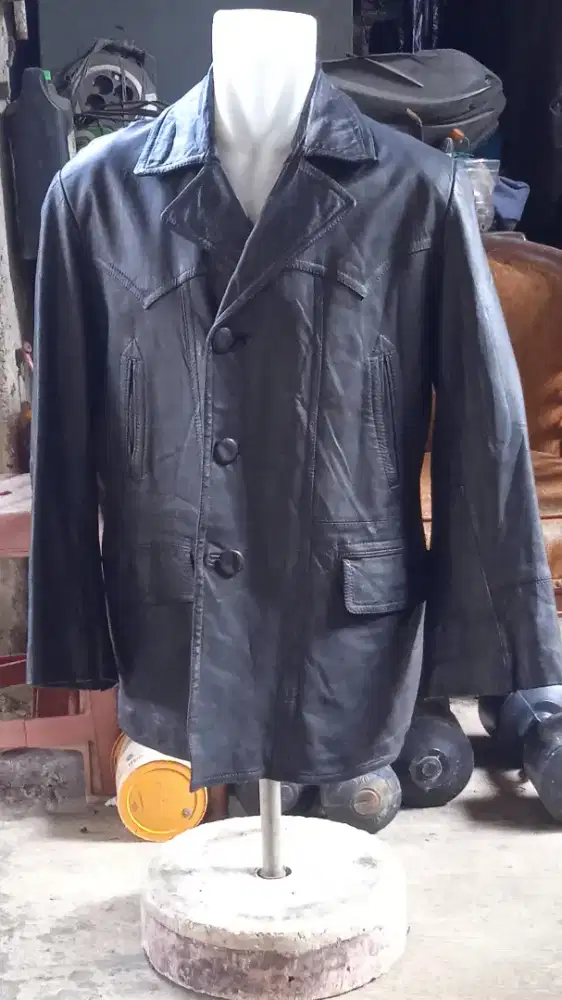 Jaket Kulit asli import, model semi long, hitam mulus.
