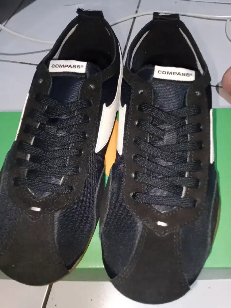 Compass Legasi Black White