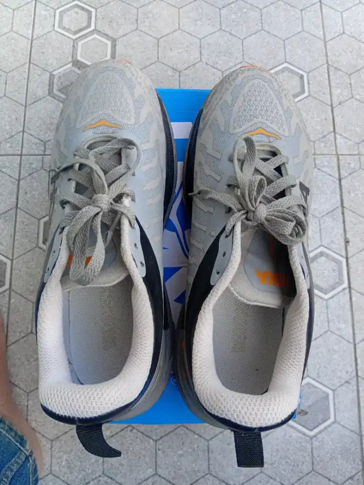 Sepatu hoka olah raga