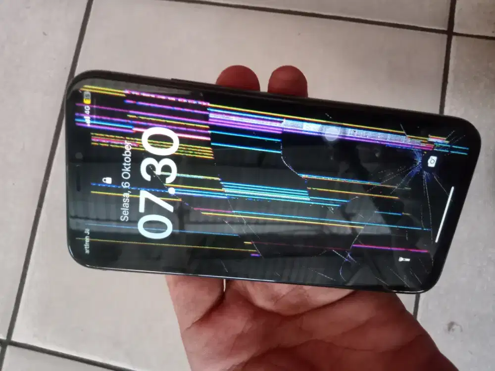 iPhone x 64GB kondisi by pasan sama retak tutup sama lecet tapi normal