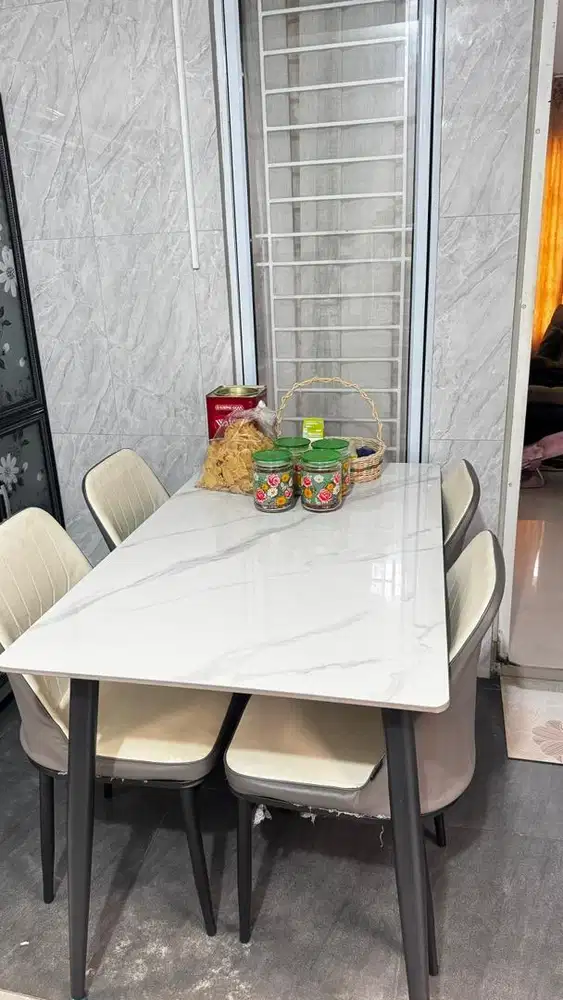 Meja Makan Set 4 Kursi