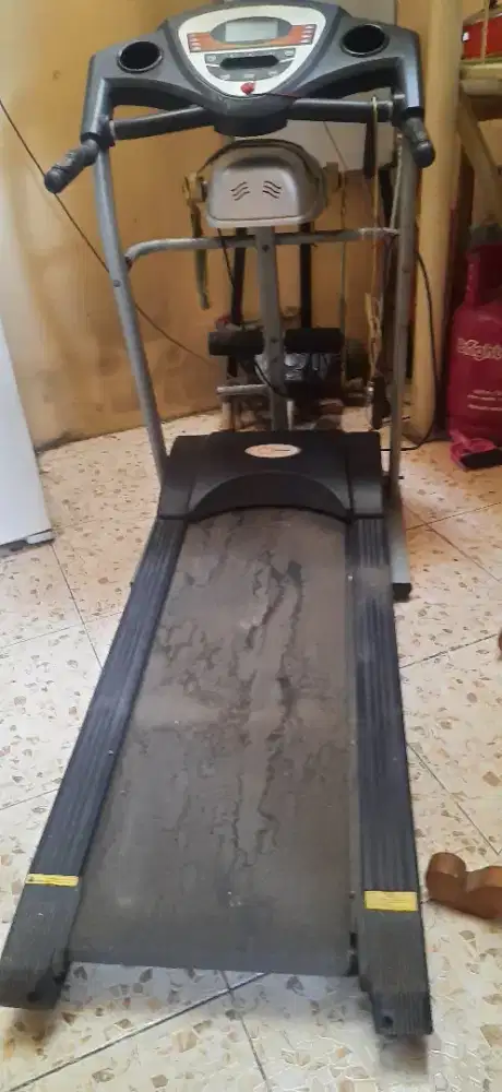 Dijual secepatnya treadmil elektrik seken merek DB Fitness.