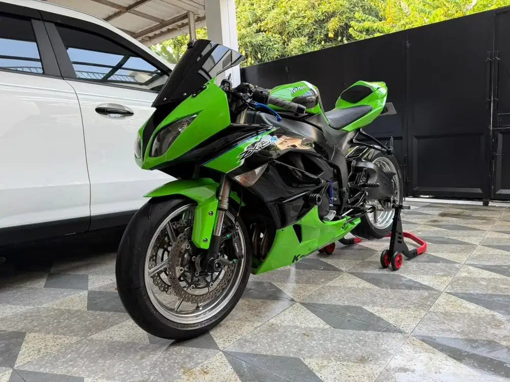 Kawasaki ZX6R sport bike