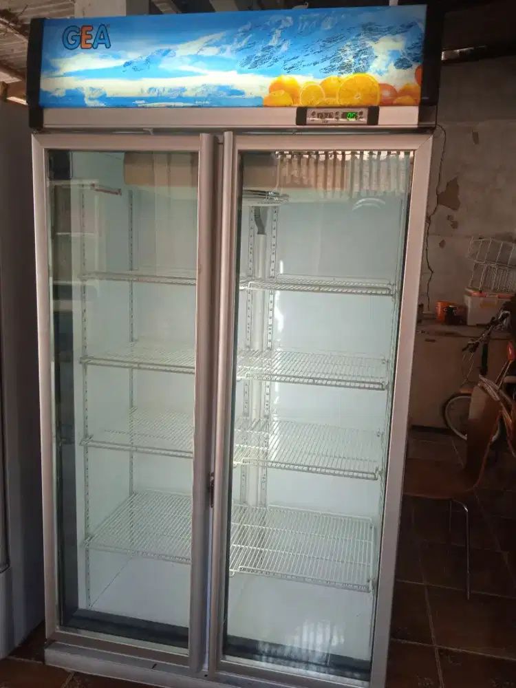 showcase 2 pintu merk GEA siap pakai