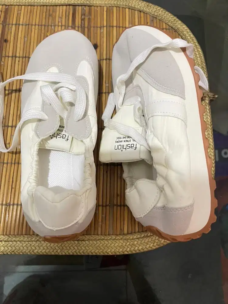 Dijual sepatu olahrga wanita