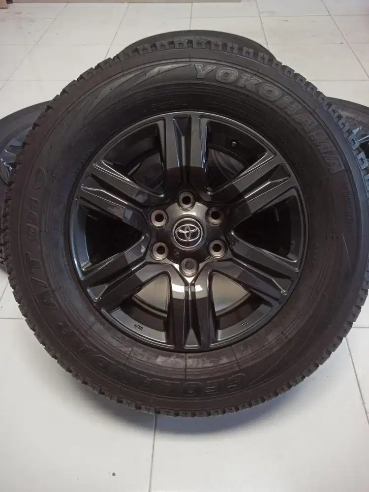 Velg OEM Hilux V R17' plus ban Yokohama