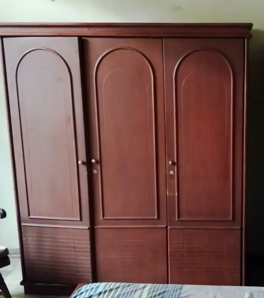 Lemari Pakaian dari kayu solid 3 pintu, kondisi bagus