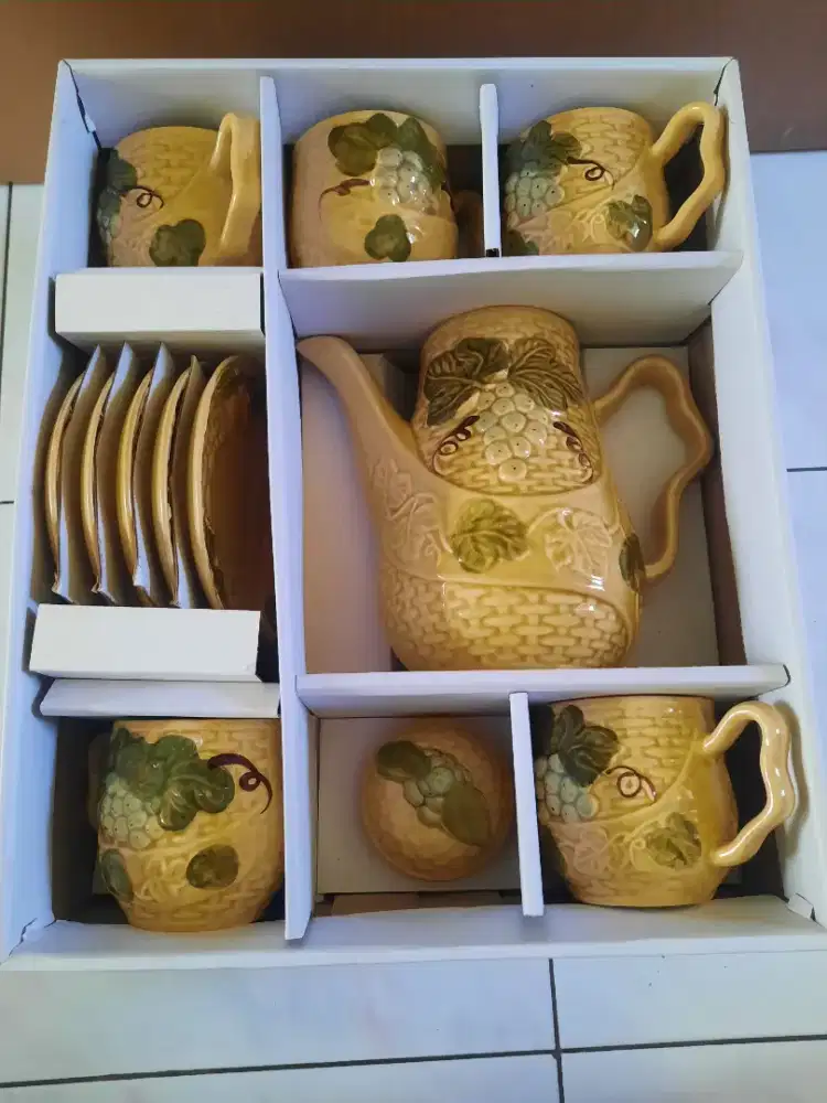 Tea set keramik hias timbul