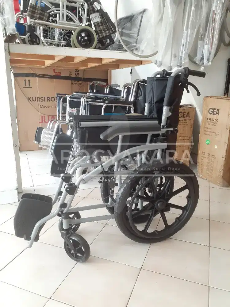 Kursi roda semi travelling bekas