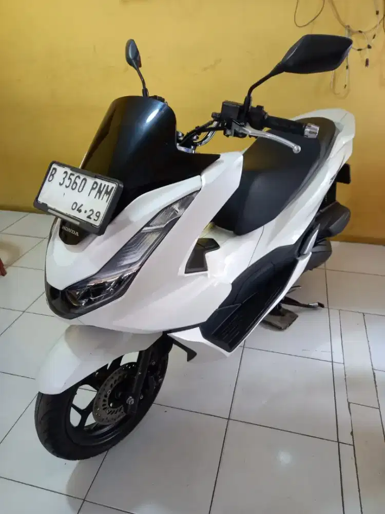 Honda pcx 2024 putih