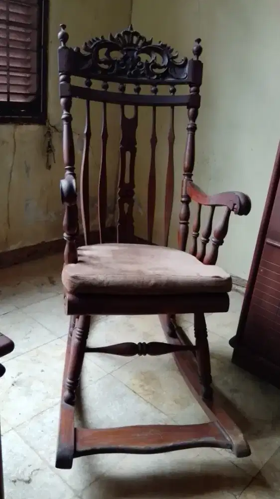 Kursi goyang kayu jati ukir mahkota dg model klasik (rocking chair)