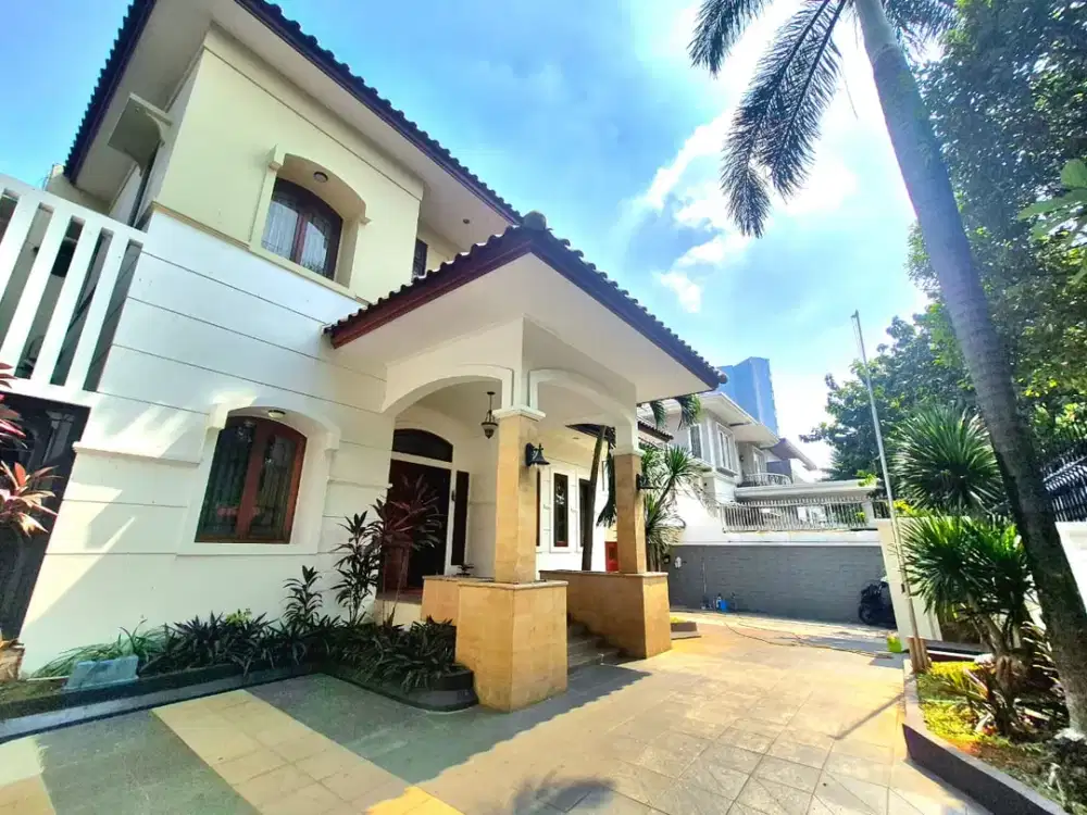 Dijual Rumah Luas Nyaman LT 494 m2 Swimming Pool Solar Panel 6 KT Kebayoran Baru Jakarta Selatan Harga Kompetitif!