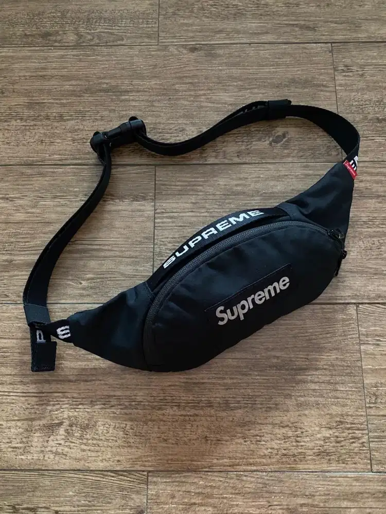 Supreme FW22 small waistbag