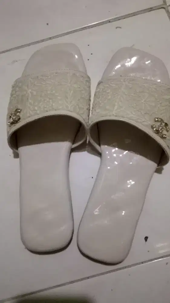 Sepatu sandal wanita