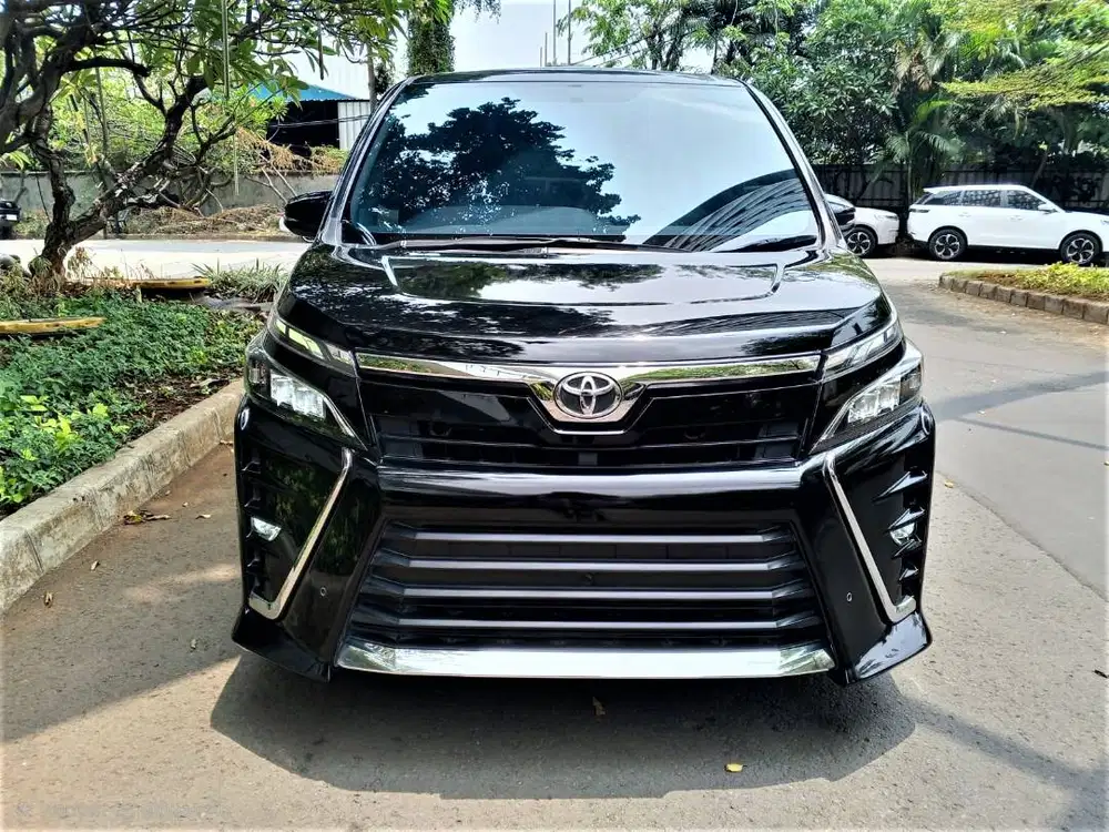 Deskripsi Toyota Voxy 2.0 Bensin-AT 2019 Hitam Terawar Service Record