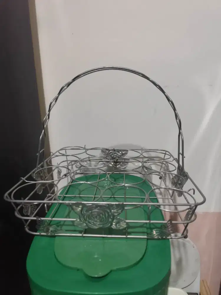 Tempat penyimpanan beras dan penyimpanan air mineral